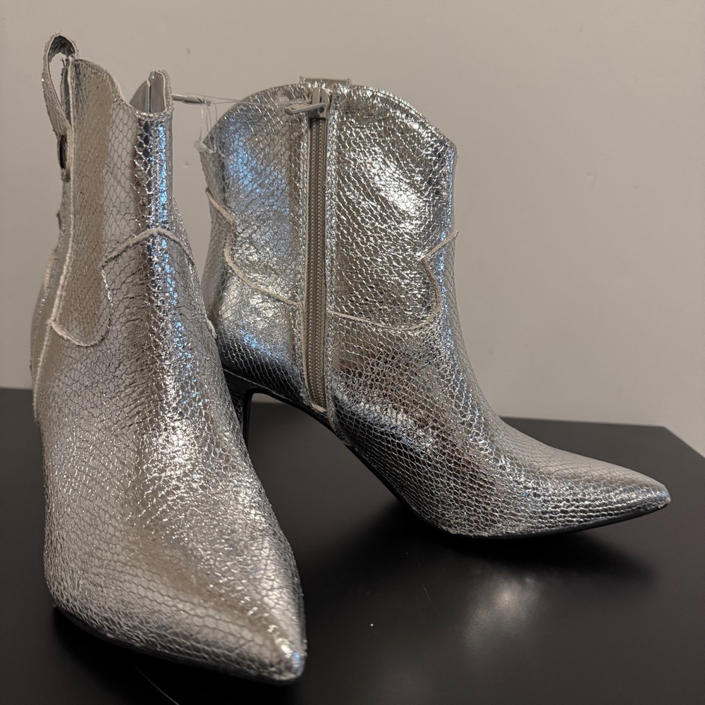 Guess Women's Metallic Embossed Snakeskin Pointed Toe Heeled Ankle Boots Sz 5.5M